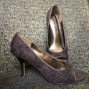 Embroidered peep toe pumps